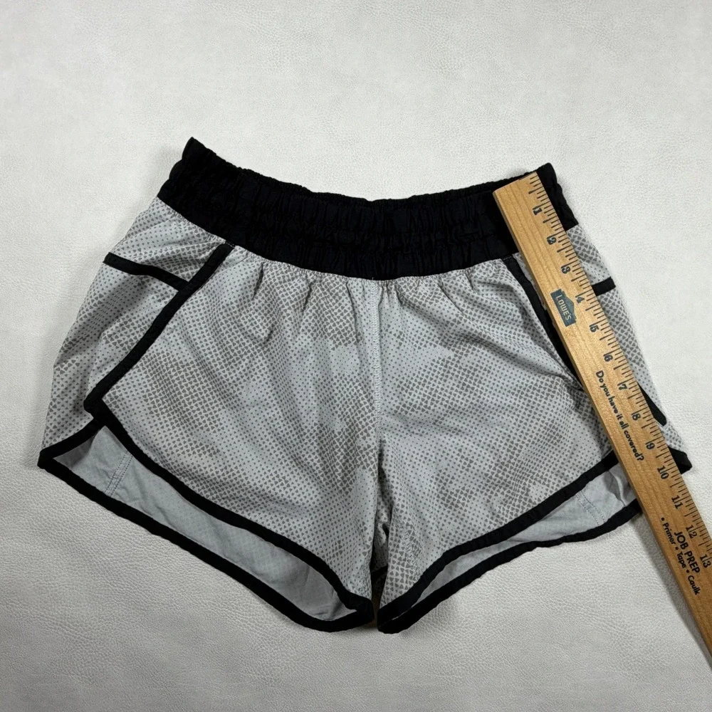 Lululemon Gray Triangle‎ Print Running Shorts Black Trim Size 6 Side Zip Pocket